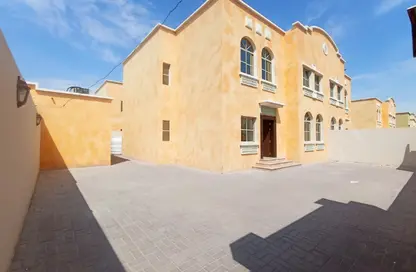 Villa - 5 Bedrooms - 5 Bathrooms for rent in Umm Al Seneem Street - Ain Khaled - Doha