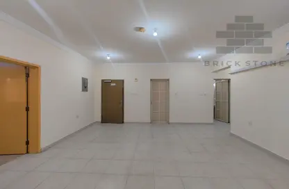 Apartment - 2 Bedrooms - 2 Bathrooms for rent in Umm Ghuwailina 4 - Umm Ghuwailina - Doha