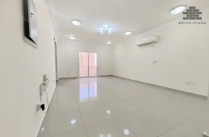 Apartment - 3 Bedrooms - 3 Bathrooms for rent in Umm Ghuwailina 4 - Umm Ghuwailina - Doha