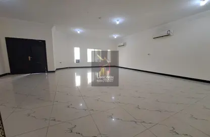 Compound - 5 Bedrooms - 4 Bathrooms for rent in Umm Al Seneem Street - Ain Khaled - Doha