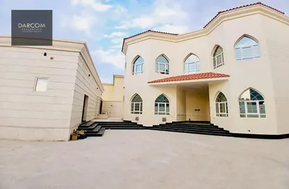 Villa - 5 Bedrooms - 7 Bathrooms for rent in Umm Al Seneem Street - Ain Khaled - Doha