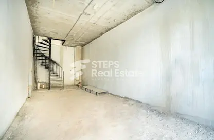 Shop - Studio - 1 Bathroom for rent in Umm Al Seneem Street - Ain Khaled - Doha