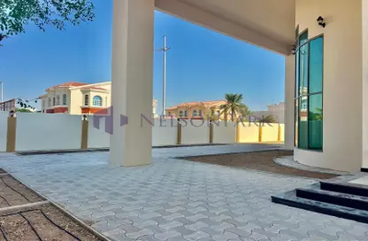 Villa - 5 Bedrooms - 6 Bathrooms for rent in Al Dafna - Al Dafna - Doha