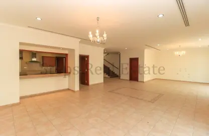 Compound - 4 Bedrooms - 5 Bathrooms for rent in Umm Al Seneem Street - Ain Khaled - Doha