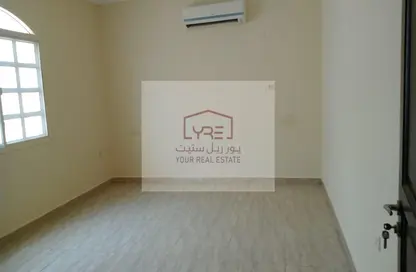 Villa - 6 Bedrooms - 4 Bathrooms for rent in Umm Al Seneem Street - Ain Khaled - Doha