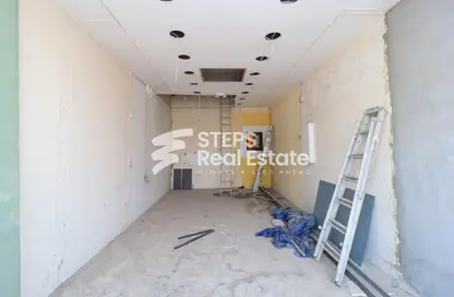 Shop - Studio - 1 Bathroom for rent in Al Nasr Street - Al Nasr - Doha