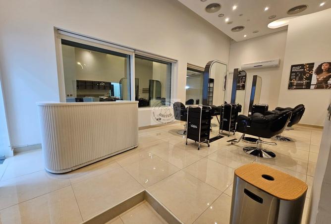 Retail - Studio - 2 Bathrooms for rent in Corniche Road - Corniche Road - Doha