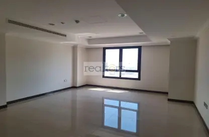 Apartment - 1 Bedroom - 2 Bathrooms for rent in Tower 21 - Porto Arabia - The Pearl Island - Doha