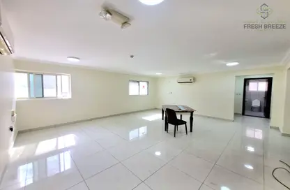 Apartment - 2 Bedrooms - 3 Bathrooms for rent in Umm Ghuwailina 4 - Umm Ghuwailina - Doha