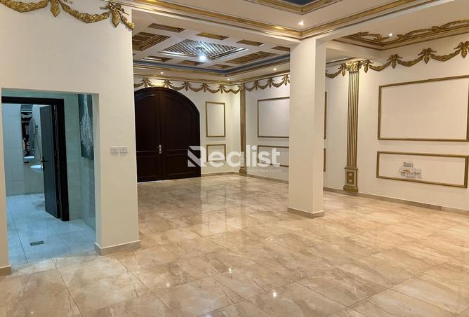 Villa - 5 Bedrooms - 6 Bathrooms for sale in Al Dafna - Al Dafna - Doha