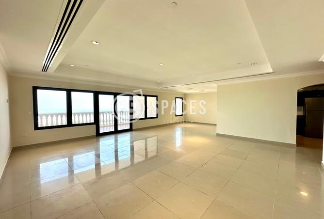 Apartment - 2 Bedrooms - 3 Bathrooms for rent in Tower 14 - Porto Arabia - The Pearl Island - Doha