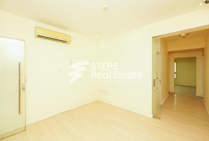 Office Space - Studio - 1 Bathroom for rent in Al Nasr Street - Al Nasr - Doha