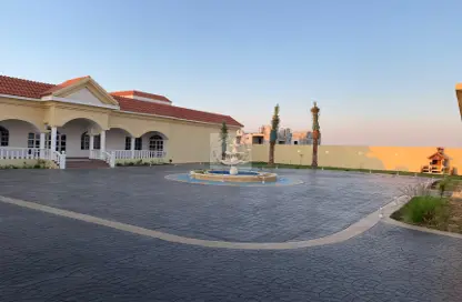 Villa - 5 Bedrooms - 6 Bathrooms for sale in Umm Abirieh - Al Shamal