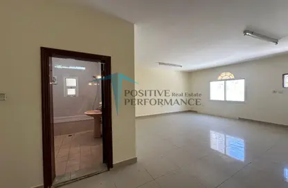 Apartment - 2 Bedrooms - 2 Bathrooms for rent in Al Aman Street - Umm Ghuwailina - Doha