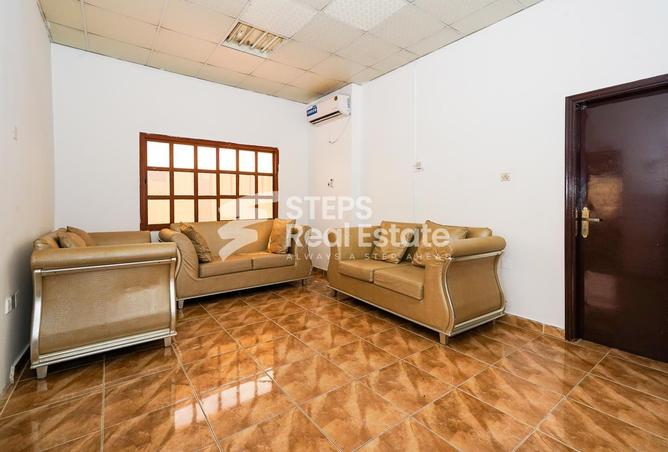 Apartment - 2 Bedrooms - 1 Bathroom for rent in Ammar Bin Yasser Street - Al Aziziyah - Doha