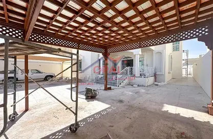 Villa - 5 Bedrooms - 6 Bathrooms for rent in Al Kheesa - Al Kheesa - Umm Salal Mohammed