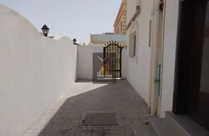 شقة - 4 غرف نوم - 4 حمامات للايجار في شارع ام السنيم - عين خالد - الدوحة