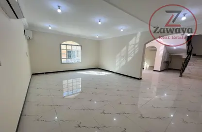 Villa - 5 Bedrooms - 4 Bathrooms for rent in Umm Al Seneem Street - Ain Khaled - Doha