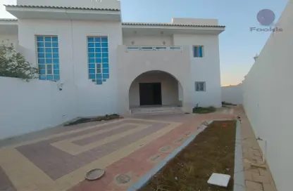 Villa - 3 Bedrooms - 4 Bathrooms for rent in Mamoura 18 - Al Maamoura - Doha