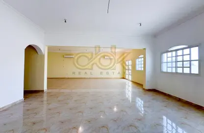 Villa - 4 Bedrooms - 5 Bathrooms for rent in Al Dafna - Al Dafna - Doha