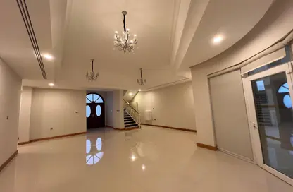 Villa - 4 Bedrooms - 5 Bathrooms for rent in West Bay Villas - West Bay - West Bay - Doha