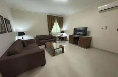 Apartment - 2 Bedrooms - 2 Bathrooms for rent in Umm Ghuwailina 4 - Umm Ghuwailina - Doha