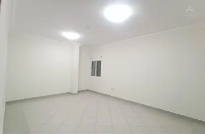 Apartment - 2 Bedrooms - 2 Bathrooms for rent in Umm Ghuwalina - Umm Ghuwailina - Doha