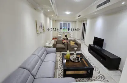 Living Room image for: Apartment - 2 Bedrooms - 3 Bathrooms for rent in Porto Arabia - The Pearl Island - Doha, Image 1