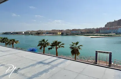 Apartment - 2 Bedrooms - 3 Bathrooms for rent in Gewan Island - The Pearl Island - Doha