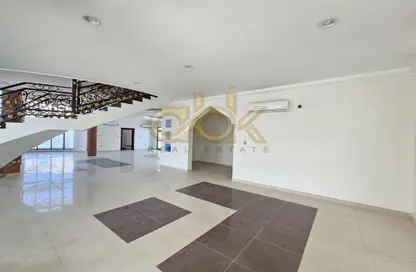 Villa - 5 Bedrooms - 6 Bathrooms for rent in Al Dafna - Al Dafna - Doha