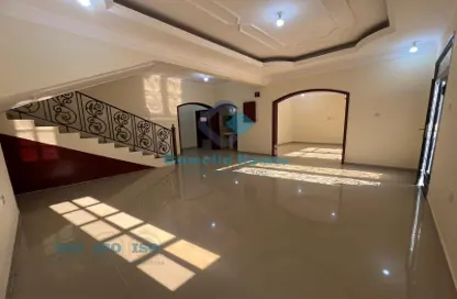 Villa - 5 Bedrooms - 3 Bathrooms for rent in Umm Al Seneem Street - Ain Khaled - Doha