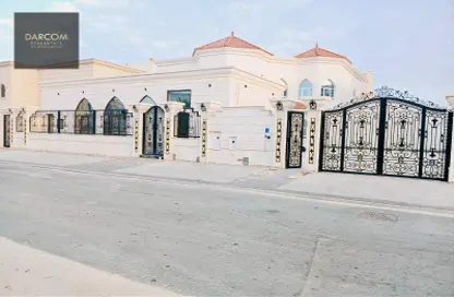 Villa - 5 Bedrooms - 7 Bathrooms for rent in Umm Al Seneem Street - Ain Khaled - Doha