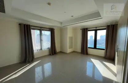 Apartment - 2 Bedrooms - 3 Bathrooms for sale in Tower 14 - Porto Arabia - The Pearl Island - Doha