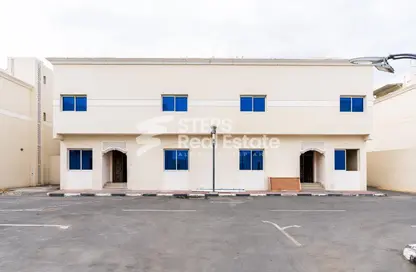 Compound - 6 Bedrooms - 4 Bathrooms for rent in Umm Al Seneem Street - Ain Khaled - Doha