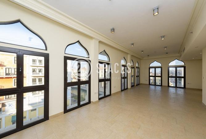 Apartment - 3 Bedrooms - 4 Bathrooms for rent in Carnaval - Qanat Quartier - The Pearl Island - Doha