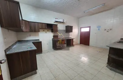 Staff Accommodation - Studio - 6 Bathrooms for rent in Wadi Al Shaheeniya Street - Ain Khaled - Doha