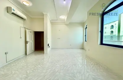 شقة - 2 غرف نوم - 2 حمامات للايجار في طريق المطار القديم - الدوحة