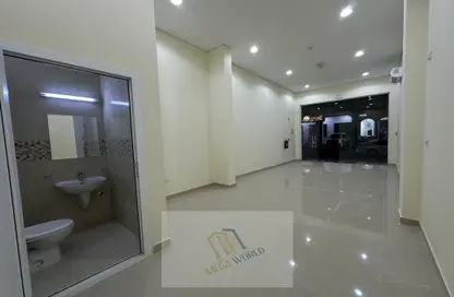 Shop - Studio - 1 Bathroom for rent in Al Duhail - Doha