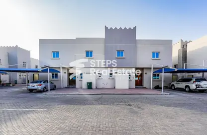 Compound - 4 Bedrooms - 5 Bathrooms for rent in Umm Al Seneem Street - Ain Khaled - Doha