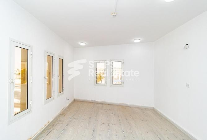 Office Space - Studio - 1 Bathroom for rent in Al Hanaa Street - Al Gharrafa - Doha