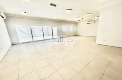 Villa - 4 Bedrooms - 5 Bathrooms for rent in Umm Al Seneem Street - Ain Khaled - Doha