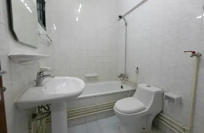 صورة لـ حمام شقة - 2 غرف نوم - 2 حمامات للايجار في الحتمي - الحتمي - الدوحة ، صورة رقم 1