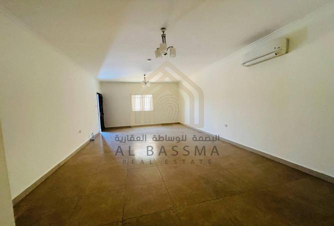 Villa - 4 Bedrooms - 5 Bathrooms for rent in Al Gharrafa - Doha