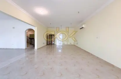 Villa - 4 Bedrooms - 5 Bathrooms for sale in Onaiza - Onaiza - Doha