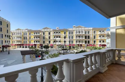 Apartment - 2 Bedrooms - 3 Bathrooms for rent in Mercato - Qanat Quartier - The Pearl Island - Doha