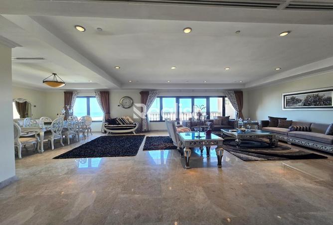 Apartment - 3 Bedrooms - 4 Bathrooms for rent in Tower 14 - Porto Arabia - The Pearl Island - Doha