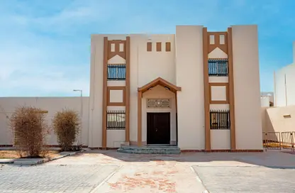 Villa - 4 Bedrooms - 4 Bathrooms for rent in Ezdan Village 1 - Al Gharrafa - Doha