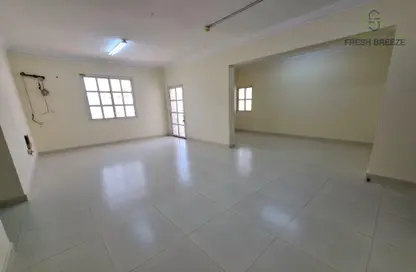 Apartment - 3 Bedrooms - 3 Bathrooms for rent in Umm Ghwailina Comm - Umm Ghuwalina - Umm Ghuwailina - Doha