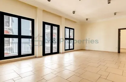 Apartment - 2 Bedrooms - 3 Bathrooms for rent in Carnaval - Qanat Quartier - The Pearl Island - Doha