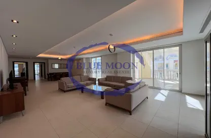 Penthouse - 2 Bedrooms - 4 Bathrooms for rent in Viva West - Viva Bahriyah - The Pearl Island - Doha